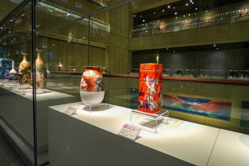 泥金飞彩遇见习酒荷花樽：诗心万象艺术展呈现瓷与酒的千年对话