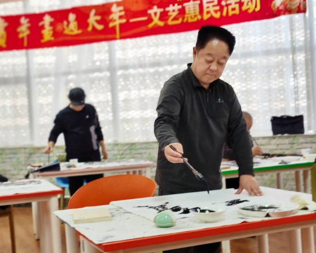 丹青妙笔绘自然，服务桑梓笔不停